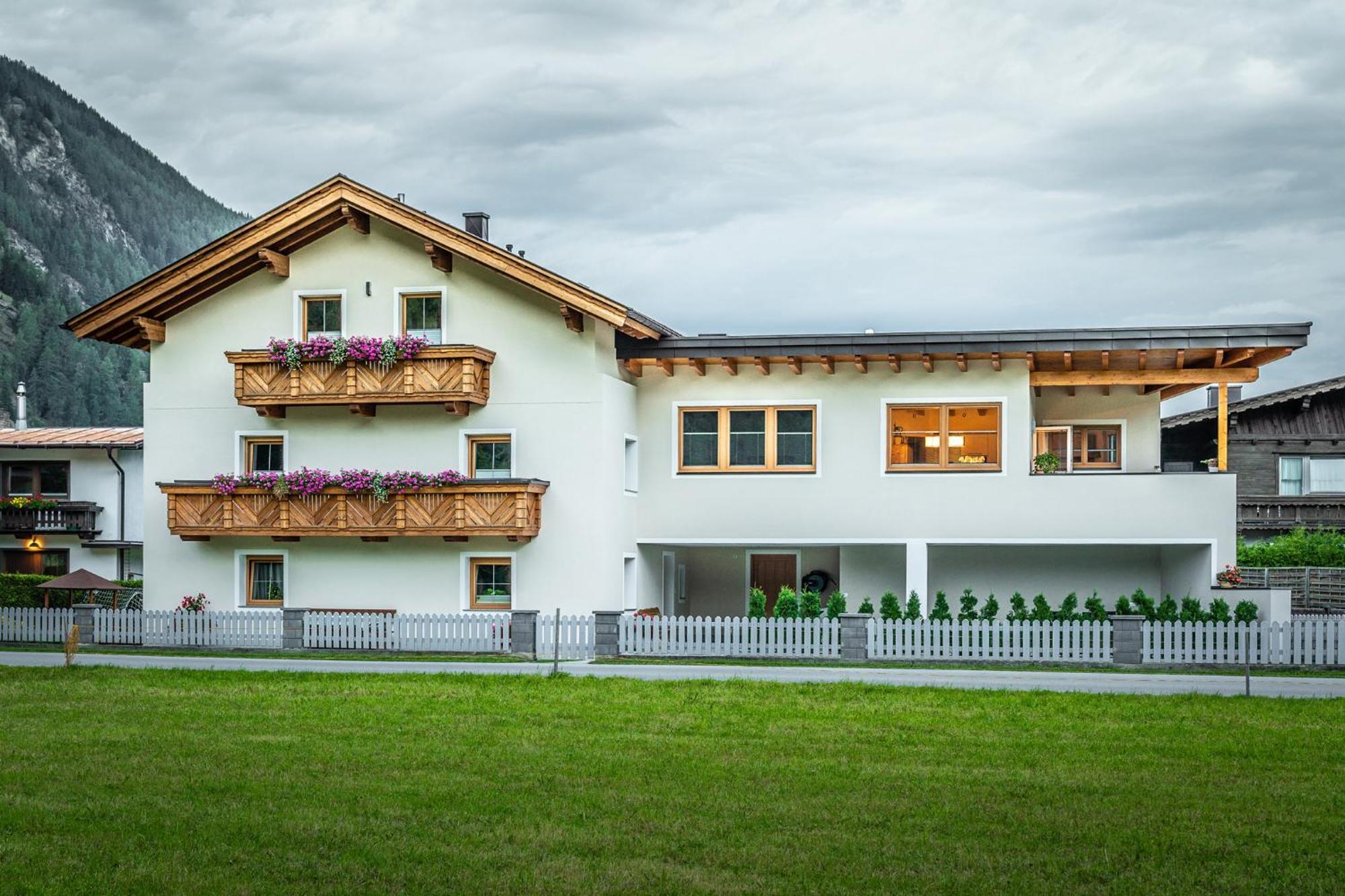 Haus Viktoria Apartment Längenfeld Exterior foto